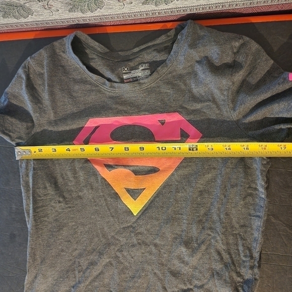 Under Armour Shirt Sz S Gray Superman Heatgear Semi Fitted Charged (spot) - Picture 11 of 12